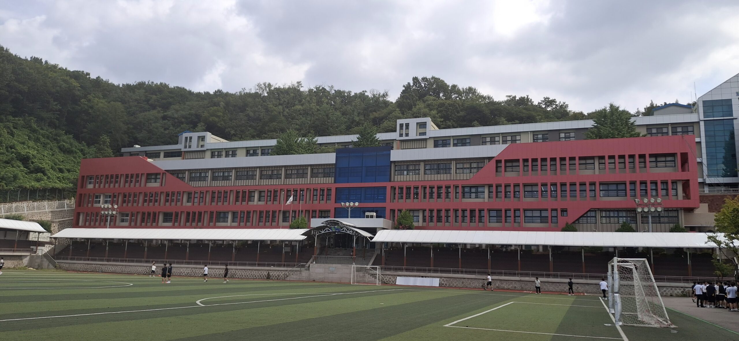 남강고, 내진 보강 공사 완료…새 외관 공개