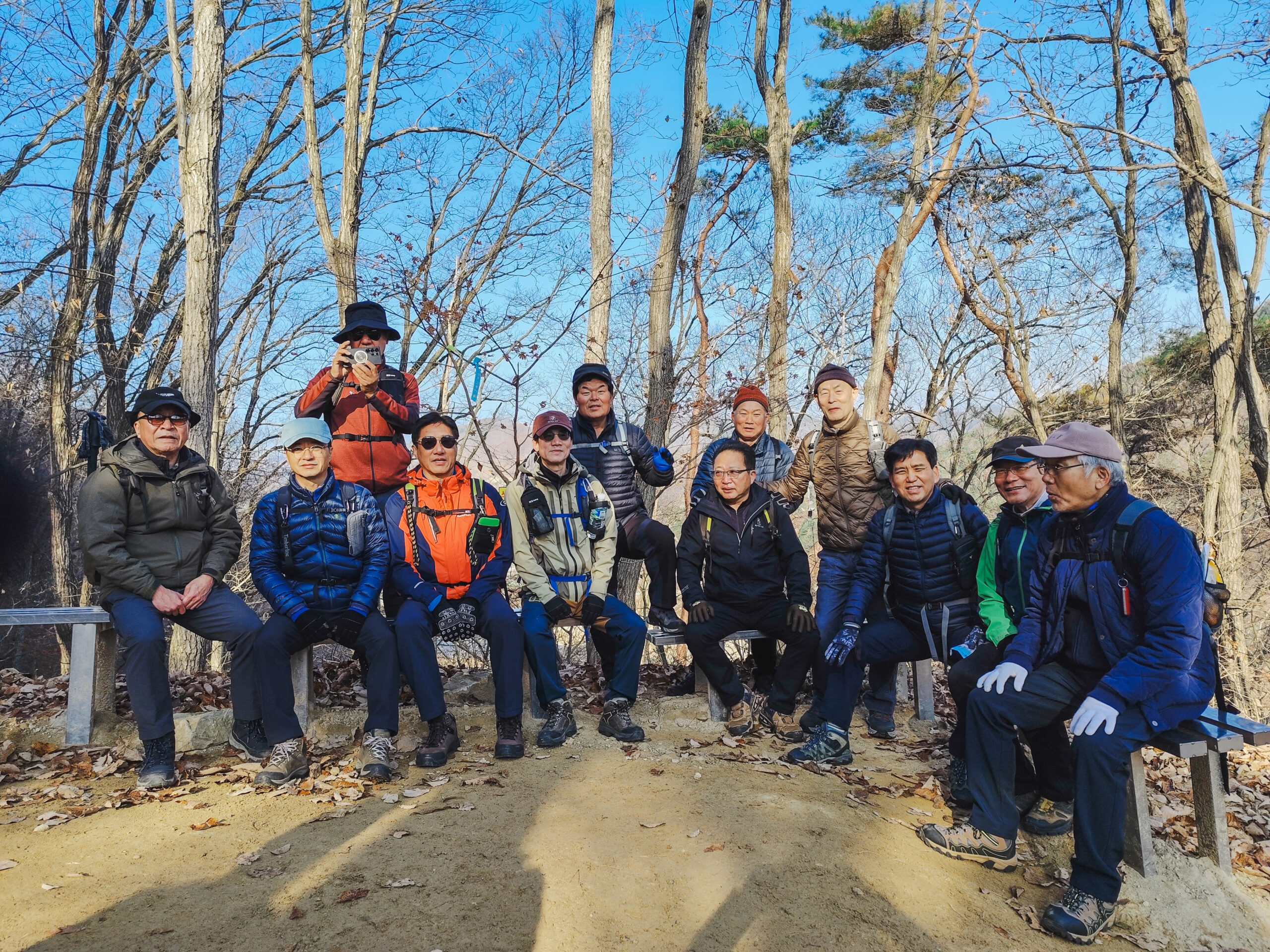 남강4회 산들애산악회, 홍천 팔봉산서 마지막 가을정취 만끽