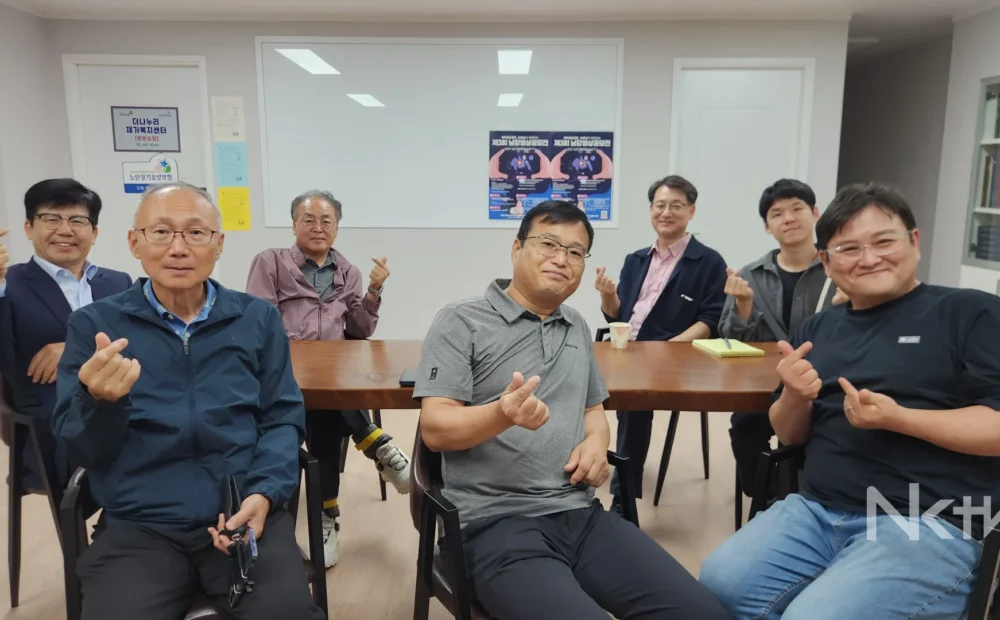 남강TV 기자단 편집회의 참석자들이 남강고등학교 총동문회 사무실에서 하반기 운영 방향을 논의하고 있다.
