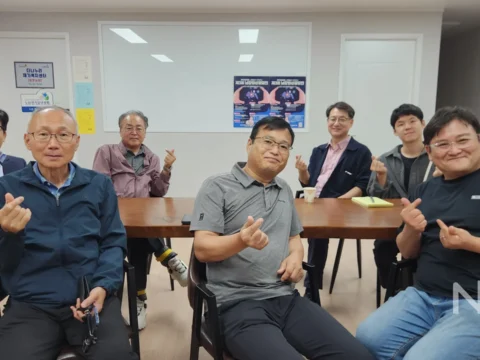 남강TV 기자단 편집회의 참석자들이 남강고등학교 총동문회 사무실에서 하반기 운영 방향을 논의하고 있다.