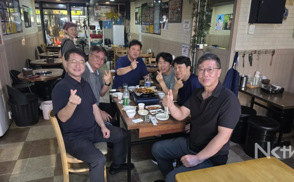 순대크루와 골룸 회원들이 합동 모임을 갖고 함께 자리한 모습.
