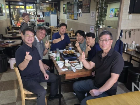 순대크루와 골룸 회원들이 합동 모임을 갖고 함께 자리한 모습.