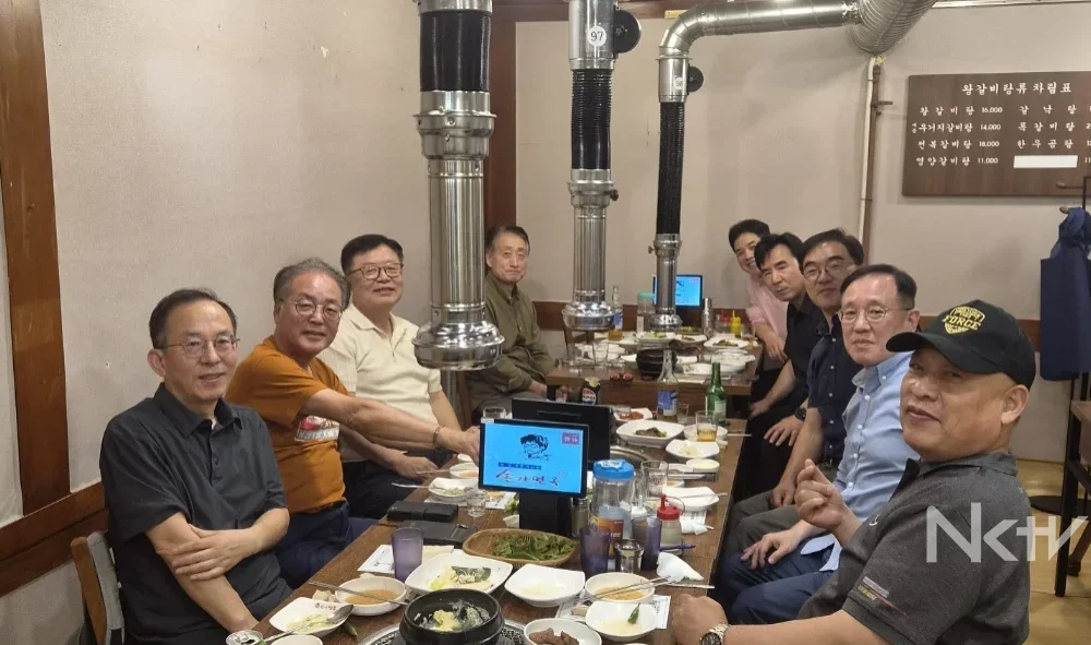 남강고 6회 졸업생 3학년 5반 동창 10명이 10월 1일 저녁 부천시 중동 송가네 면옥에서 반창회를 열고 기념 촬영을 하고 있다.