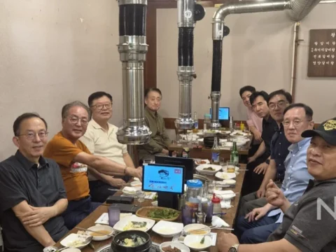 남강고 6회 졸업생 3학년 5반 동창 10명이 10월 1일 저녁 부천시 중동 송가네 면옥에서 반창회를 열고 기념 촬영을 하고 있다.