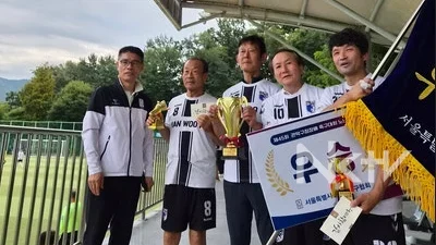 이상봉(3회) 동문이 속한 난우FC 60대 축구팀이 제45회 관악구청장기 축구대회에서 2년 연속 우승을 차지한 뒤 기념 촬영을 하고 있다.