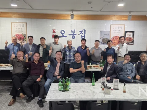 남강고 3회 2반 동문 16명이 2026년 10월 17일 서울 구로구 오봉집 구로디지털단지점에서 정기 반창회를 마친 뒤 자리를 함께하고 있다.